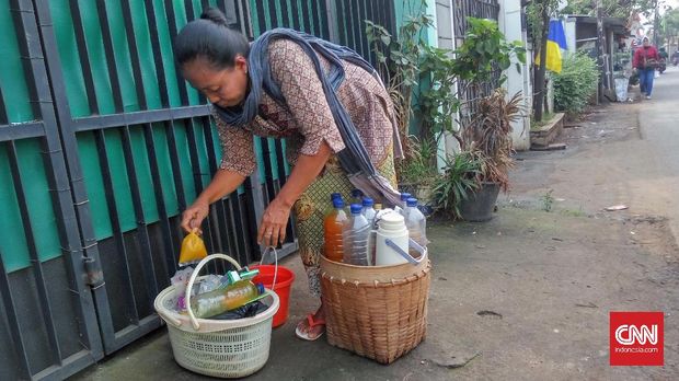 Bude Mijem, Penjual Jamu Gendong yang Bertahan Digempur Zaman