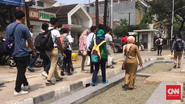 Trotoar Percontohan di Blok M Dilengkapi Area Parkir