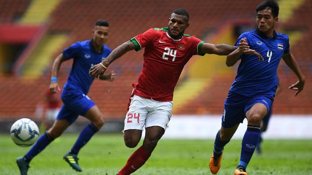 Marinus Wanewar kesulitan memanfaatkan peluang-peluang didepan gawang Kamboja. 