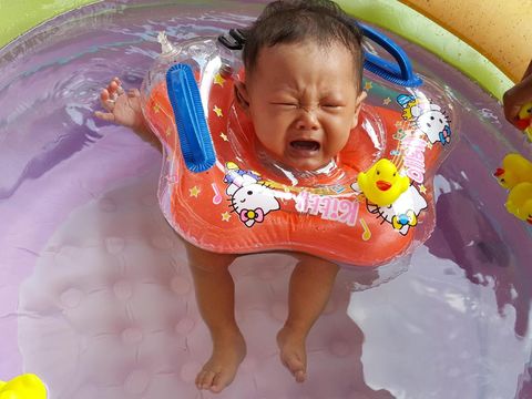 Tips agar anak tetap aman saat berenang/
