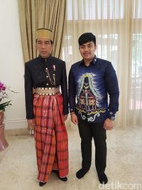 Jokowi Pakai Songkok Emas di Sidang Tahunan Begini 
