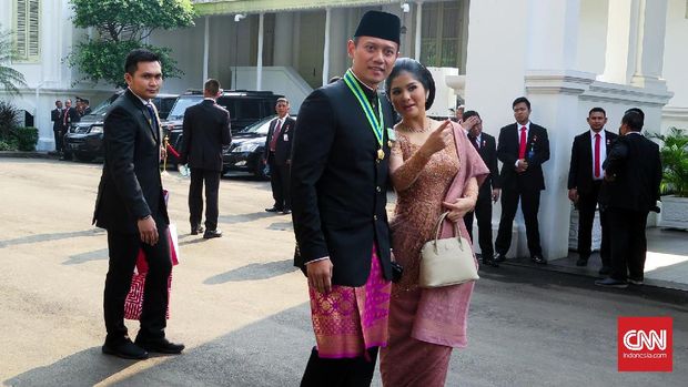 Agus Yudhoyono bersama istrinya, Annisa Pohan, juga hadir di Istana Merdeka. 