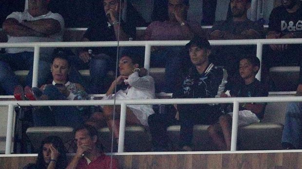 Cristiano Ronaldo menyaksikan Real Madrid vs Barcelona dari tribune VIP Stadion Santiago Bernabeu.