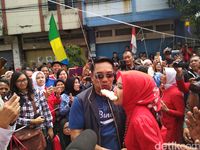 Romantisnya Ridwan Kamil dan Istri Lomba Makan Kerupuk Bersama