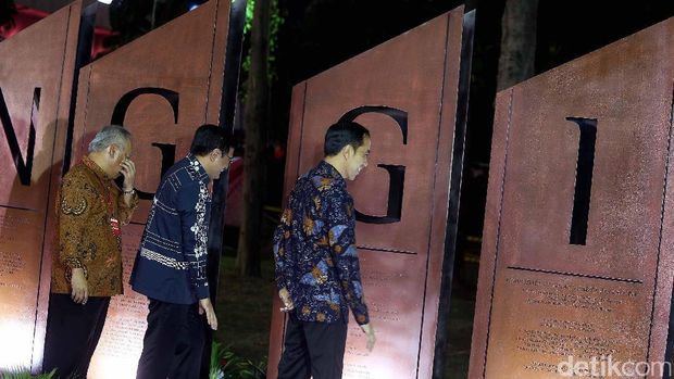 Presiden Jokowi hingga Menteri PUPR melihat Prasasti 'Semanggi'