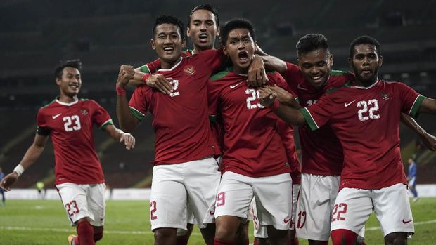 Timnas Indonesia merayakan gol Septian David Maulana ke gawang Filipina.