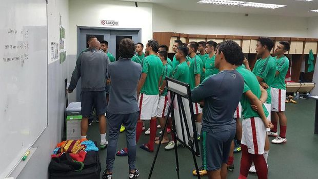 Timnas Indonesia mencoba merencanakan strategi terbaik lawan Filipina. (