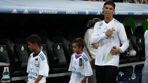 Cristiano Ronaldo tak tampil di lapangan saat Real Madrid memastikan juara Piala Super Spanyol mengalahkan Barcelona. (