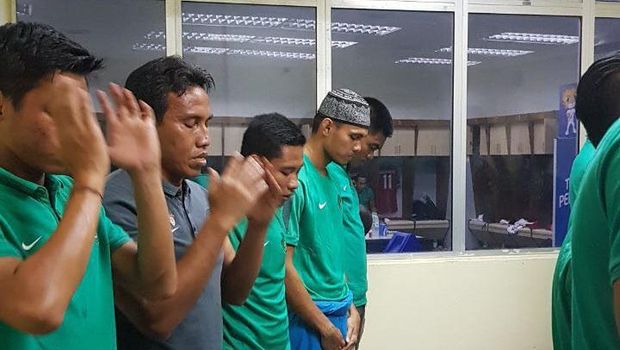 Para pemain dan staf pelatih Timnas Indonesia melaksanakan salat magrib sebelum lawan Filipina. (