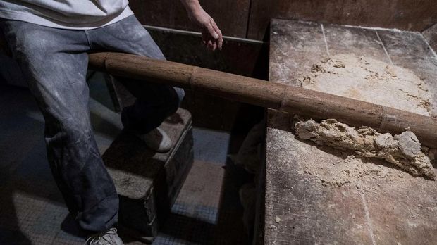 Lau Fat-cheong masih menggunakan metode tradisional untuk membuat mi. 