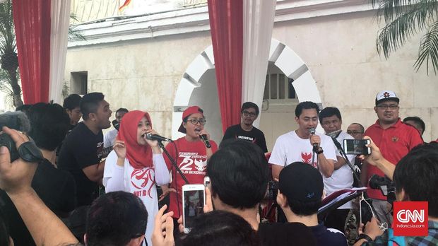 Sri Mulyani bernyanyi dalam rangka merayakan hari kemerdekaan