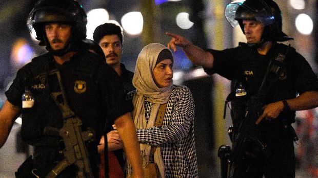 Polisi memperketat penjagaan di Las Ramblas dan Cambrils, usai serangan terjadi di kedua daerah itu pada Kamis (17/8) dan Jumat (18/8) dan menewaskan 14 orang.