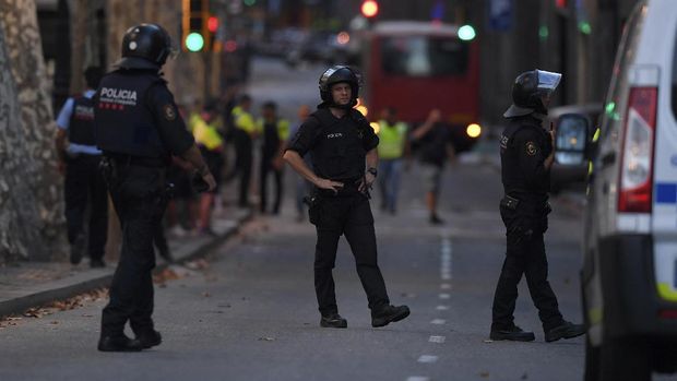 Polisi berjaga di Las Ramblas usai serangan teror di area tersebut.