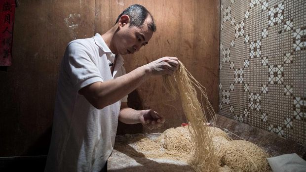 Lau Fat-cheong sudah menjajakan mi sejak remaja. Restorannya menyajikan mi rasa tradisional.  
