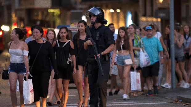 Polisi Spanyol mengevakuasi wisatawan dari kawasan Las Ramblas, Barcelona.