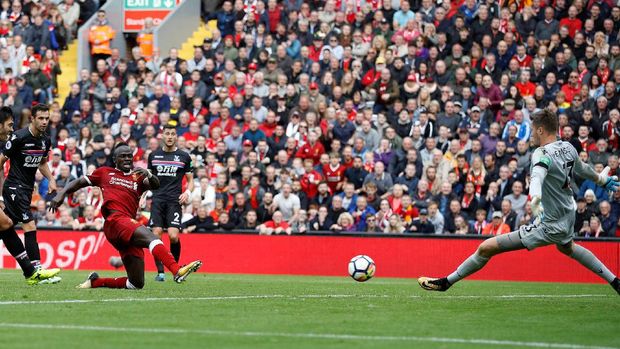 Sadio Mane sukses melesakkan bola ke gawang kiper Crystal Palace, Wayne Hennessey. (