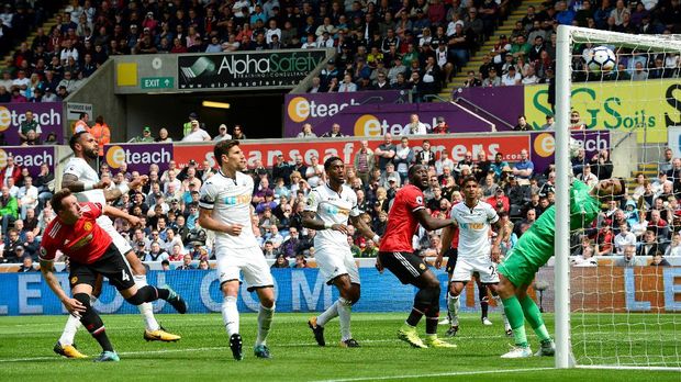Phil Jones sempat mengancam gawang Swansea namun sundulannya hanya mengenai tiang.