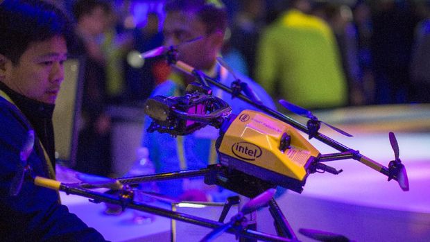 Drone Intel Falcon8+ yang dipamerkan di Las Vegas. Teknologinya sama dengan yang digunakan untuk membuat tarian drone. 