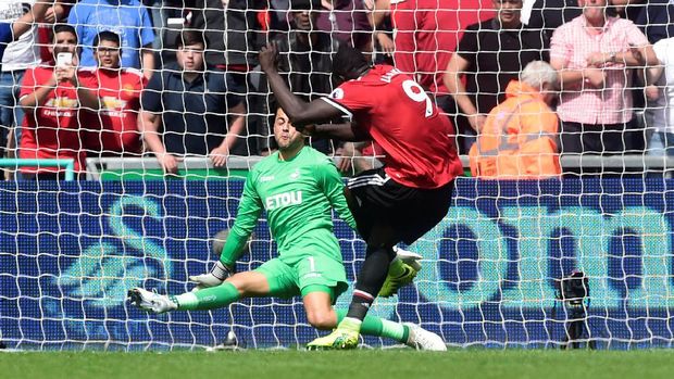 Romelu Lukaku ikut dalam pesta gol ke gawang Swansea City. 