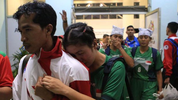 Kesedihan para pemain tim takraw putri yang memilih walkout karena merasa dicurangi. (