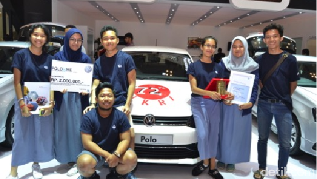 Pemenang Juara 3 dari PoloIsMe Stickering Contest dari Avicenna School berfoto di depan hasil karya mereka.