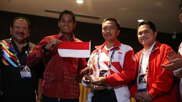 Menpora Malaysia Khairy Jamaluddin memastikan buku suvenir yang salah akan berhenti diedarkan.