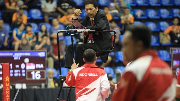 Tim pelatih Indonesia mencoba mempertanyakan keputusan wasit Muhammad Radi asal Singapura yang sering membatalkan servis tim Indonesia. (
