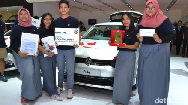 Pemenang Juara 2 dari PoloIsMe Stickering Contest dari SMAN 3 Bekasi berpose di depan hasil karya mereka.