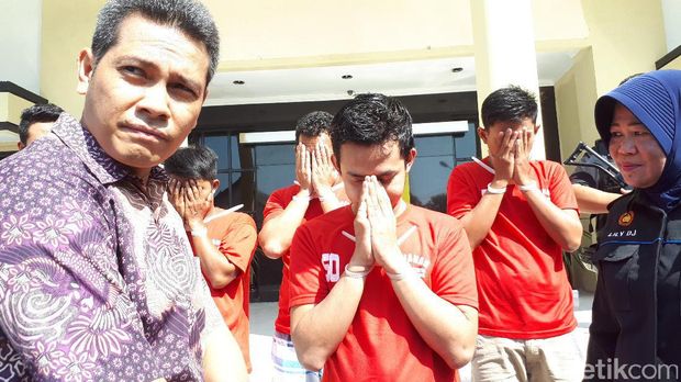 Pelaku dan barang bukti yang diamankan/