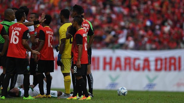 Momen saat Evan Dimas mendapatkan kartu kuning di laga lawan Timor Leste.