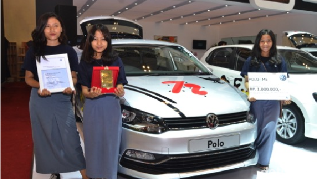 Pemenang Juara Harapan dari PoloIsMe Stickering Contest dari SMA Global Surya Mandiri berpose di depan hasil kompetisi mereka.