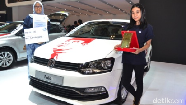 Pemenang Juara 1 dari PoloIsMe Stickering Contest sekaligus Juara Favorit pilihan pengunjung dari Labschool Kebayoran bersama hasil kreasi mereka.