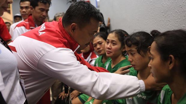 Sepak takraw putri Indonesia melakukan walkout karena merasa dicurangi.