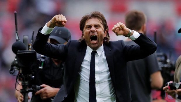Antoni Conte selalu berselebrasi dengan penuh semangat ketika Chelsea mencetak gol dalam pertandingan penting.