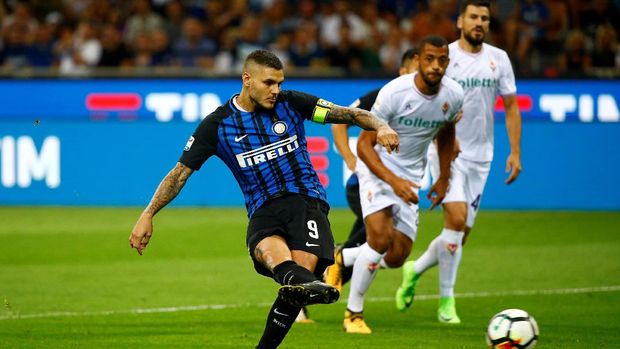 Mauro Icardi sukses mengeksekusi penalti untuk Inter Milan ke gawang Fiorentina. (