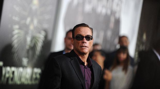 Saat tahu wajahnya bakal tertutup kostum dan riasan di Predator, Van Damme memilih tidak ikut main film.