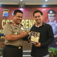 Perekam Oknum Polisi Pungli Dapat Penghargaan dan HP Baru