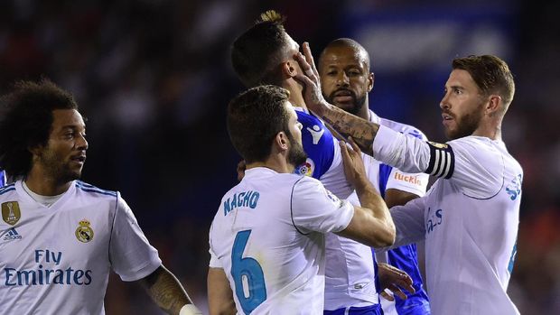 Sergio Ramos sempat mendorong wajah Fabian Schar di laga tersebut.