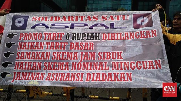 Pengemudi UberMotor Demo Tarif Rp0