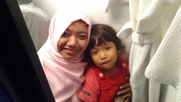 Lusiana dan anaknya, Saras