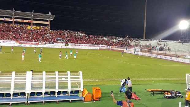 Lampu stadion sempat padam sebelum laga dimulai. (