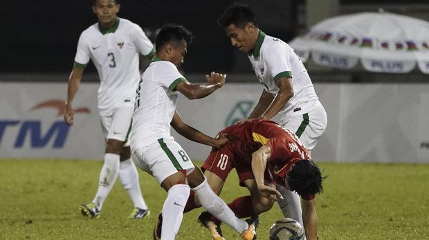 Muhammad Hargianto (kiri) selalu tampil ngotot di tengah lapangan.