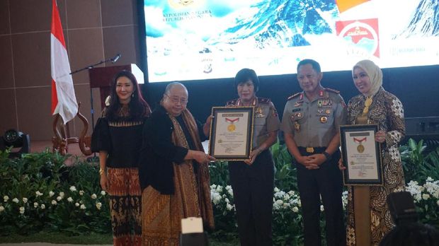Penghargaan diberikan langsung kepada Kapolri Jenderal Tito Karnavian dan ibu asuh Polwan Polri Tri Karnavian.