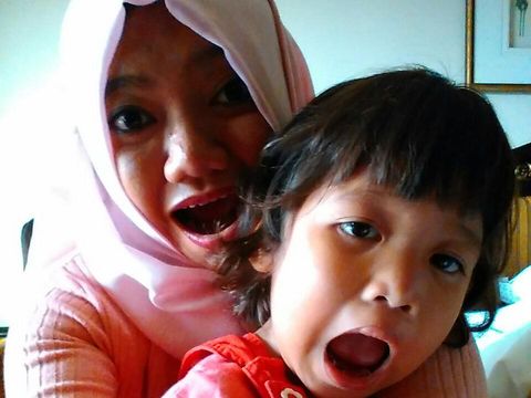 Lusiana dan anaknya, Saras