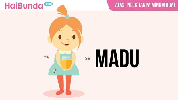 Anak memegang madu/