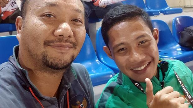 Evan Dimas hanya bisa mendukung rekan-rekan Timnas Indonesia U-22 dari bangku tribune Stadion Selayang. (