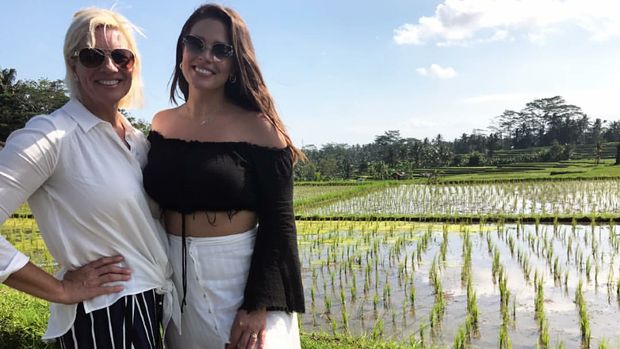 Ashley Graham berfoto dengan latar sawah khas Bali (The AshleyGraham/Instagram)