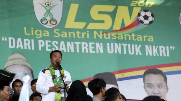Menpora Imam Nahrawi berharap Liga Santri Nusantara bisa menghasilkan pesepakbola yang mampu mengisi Timnas Indonesia.