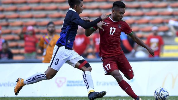 Saddil Ramdani (kanan) mendapat panggilan dari Luis Milla sejak awal tahun 2017.