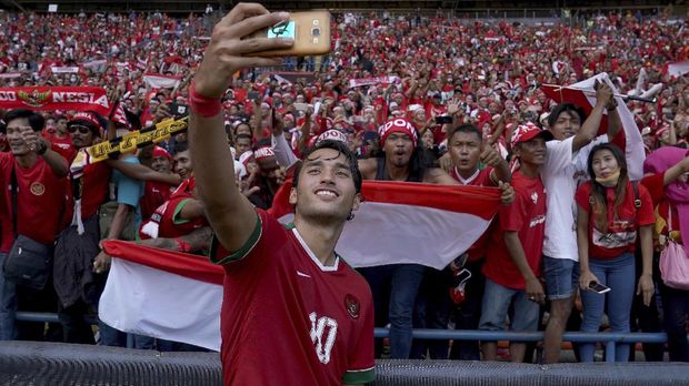 Tampil selama 90 menit, Ezra Walian gagal mendulang gol untuk Almere City.